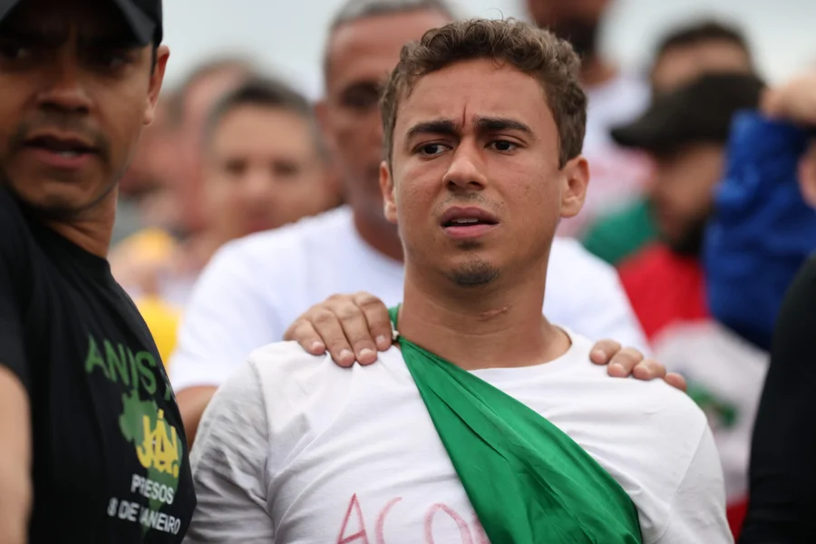 Nikolas Ferreira durante caminhada em ato de apoio ao ex presidente Jair Bolsonaro PL e demais acusados pelos atos antidemocraticos de 8 de Janeiro Metropoles 6 scaled 1